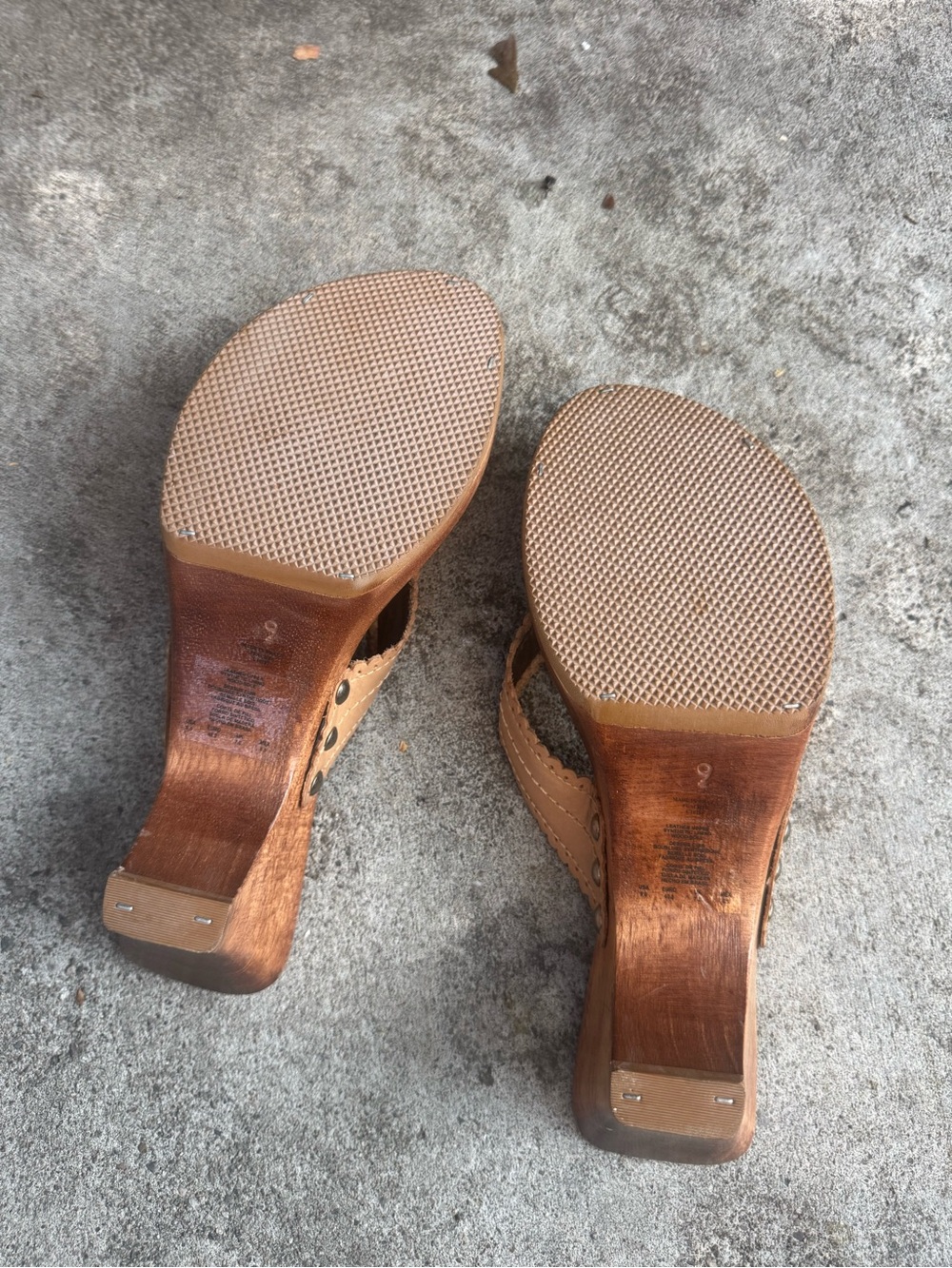 BONGO Tan Scalloped Wedge Thong Sandals - Picture 4 of 6